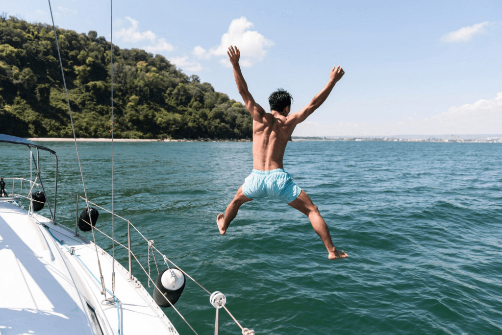 hombre saltando de forma goofy al mar