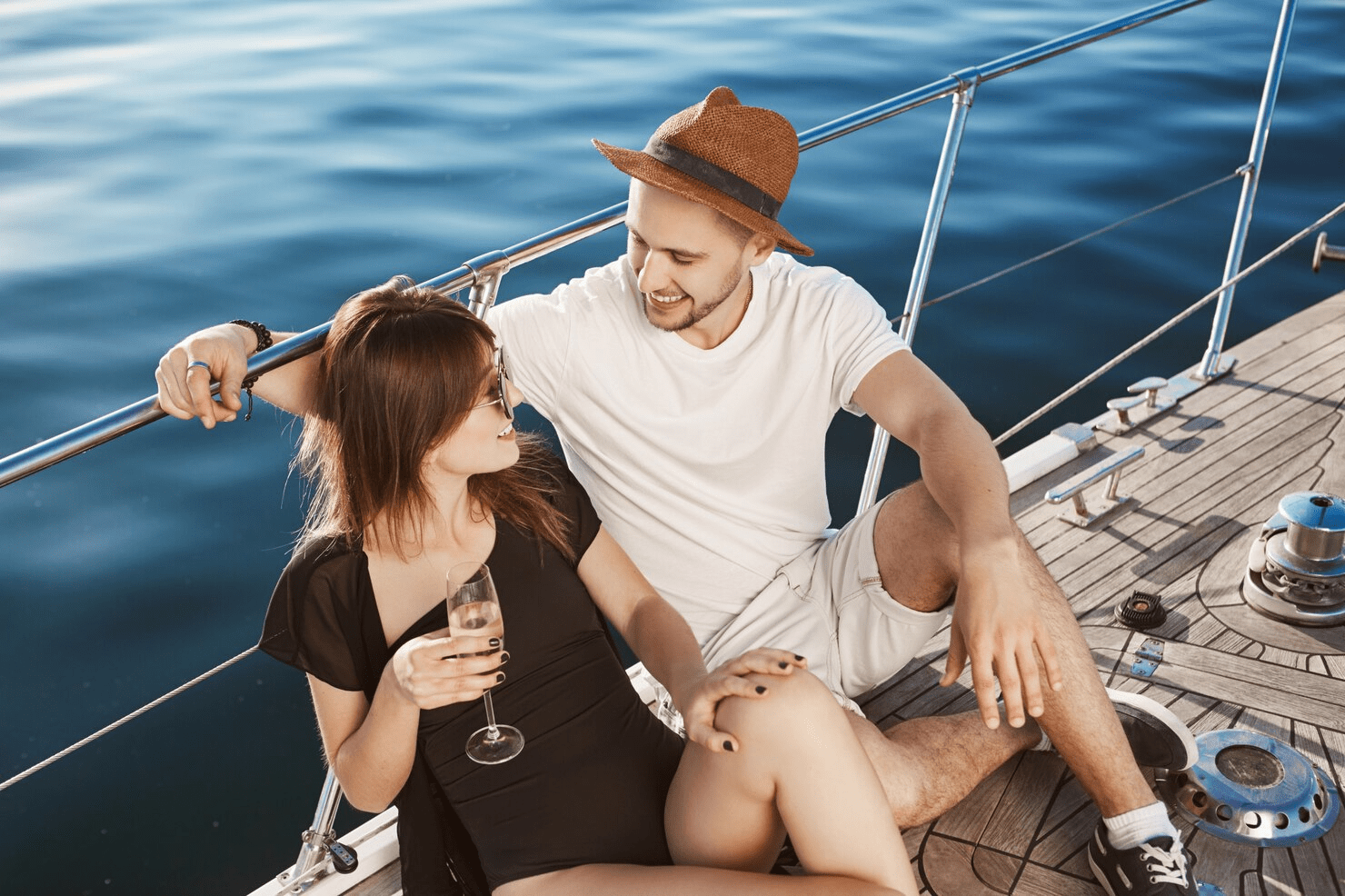 una pareja disfrutando en un barco